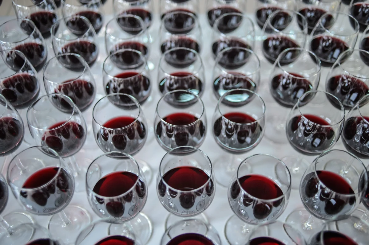 Odkąd zacząłem zajmować się tematyką savoir-vivre z uporem maniaka śledzę dookoła siebie to, co można by nazwać pozostałością po dawnych konwenansach i próbuję odkryć, co z dawnych zwyczajów nie ma już prawa bytu. Jednym z takich zagadnień są przyjęcia, na które się zapraszamy i na które jesteśmy zapraszani.