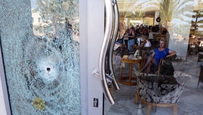 Zamach w Tunezji: Setki zagranicznych turystów przerywają wakacje 