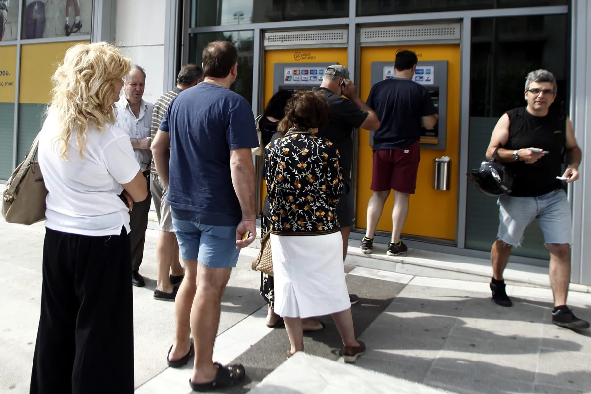 Według ekspertów ani referendum w sprawie porozumienia Grecji z międzynarodowymi wierzycielami, które miałoby się odbyć 5 lipca, ani treść pytania referendalnego, nie są jeszcze przesądzone. W zagrożonym bankructwem kraju przed bankomatami ustawiają się długie kolejki zdesperowanych Greków.