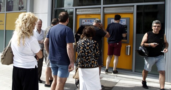 Według ekspertów ani referendum w sprawie porozumienia Grecji z międzynarodowymi wierzycielami, które miałoby się odbyć 5 lipca, ani treść pytania referendalnego, nie są jeszcze przesądzone. W zagrożonym bankructwem kraju przed bankomatami ustawiają się długie kolejki zdesperowanych Greków.