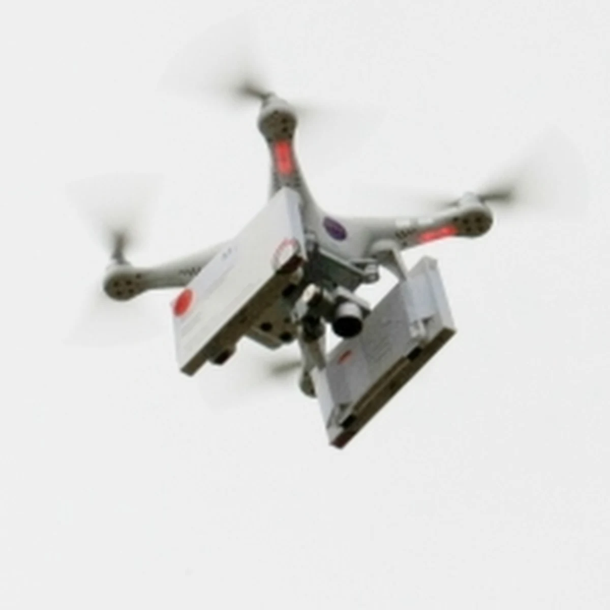 Feministki z holenderskiej organizacji Women on Waves wysłały z Frankfurtu nad Odrą do sąsiednich Słubic niedużego drona z tabletkami aborcyjnymi. „Zrobiliśmy tę akcję w celu zwrócenia uwagi opinii publicznej na problem tego, że kobiety w Polsce nie mają dostępu do medycznej aborcji oraz do refundowanej antykoncepcji. Powinny mieć także dostęp do rzetelnej edukacji seksualnej. Jest to potrzebne tym kobietom, żeby ich prawa człowieka nie były łamane” - powiedziała Agnieszka Olszewska z organizacji Women on Waves. 