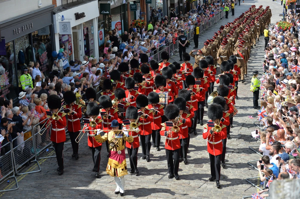 Terroryści z Państwa Islamskiego planowali zdetonować ładunek wybuchowy ukryty w szybkowarze podczas sobotniej parady wojskowej w Londynie - podała brytyjska gazeta "The Sun". Policja oficjalnie nie potwierdziła tych doniesień. Do zamachu w stolicy Wielkiej Brytanii mieli przygotowywać się ekstremiści z Syrii. Spisek ujawnił dziennikarz "The Sun".