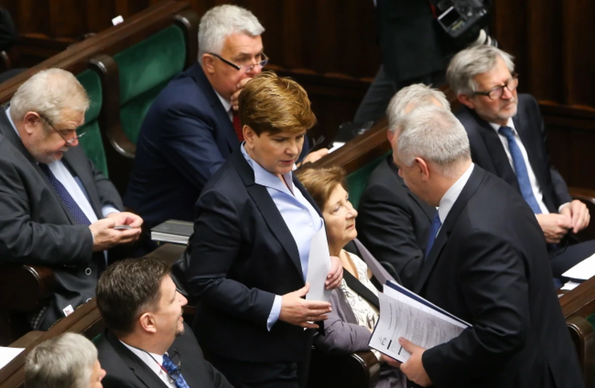 "Bardzo dobrze, że pani premier wreszcie zaczęła rozmawiać z Polakami i do Polaków wyszła” – tak kandydatka PiS na premiera Beata Szydło skomentowała plany Ewy Kopacz, która w kampanii zamierza podróżować koleją. „Mam problem tylko taki, czy to jest wiarygodne i czy to rzeczywiście jest wola rozmowy i taka prawdziwa chęć rozmowy, czy też tylko i wyłącznie ze względu na to, że jest kampania wyborcza" – dodała. 