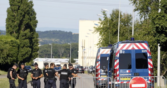 Francuscy śledczy próbują znaleźć ewentualnych wspólników sprawcy piątkowego zamachu we Francji. 35-letni Yassin Salhi został już przesłuchany. Jest podejrzewany o to, że ściął głowę swemu pracodawcy.