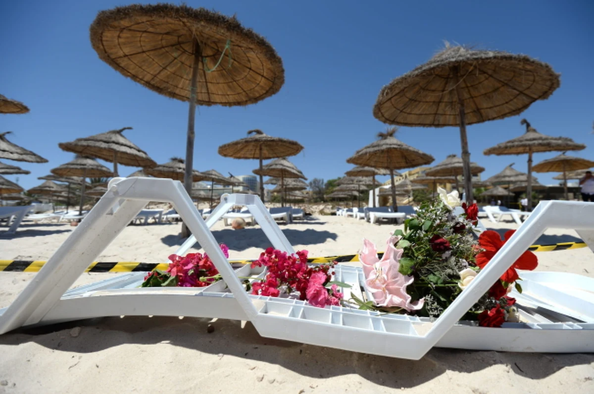 Pośród pytań dotyczących wczorajszych zamachów prawdopodobnie najważniejsze jest, dlaczego Sejfuddin Rezgui, 22-letni student, otworzył ogień do turystów wypoczywających na plaży w tunezyjskim kurorcie, zabijając czterdziestu z nich? Załamani Tunezyjczycy, świadomi znaczenia zbrodni dla pomyślności swojego kraju mówią, że przecież nie mogą postawić policjanta przy każdym leżaku. Nawet gdyby to zrobili, to prawdopodobnie i tak nie wyeliminowałoby to ryzyka zamachu terrorystycznego. Ryzyko to będzie istnieć tak długo, jak wśród arabskich muzułmanów będzie toczyła się walka idei o kształt porządku politycznego. 