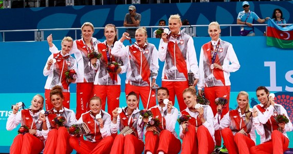 Dorobek Polaków w Igrzyskach Europejskich w Baku powiększył się w sobotę o trzy medale. Srebrny, po finałowej porażce z Turczynkami 0:3, zdobyły siatkarki. Dwa brązowe są zaś dziełem pływaków - Karola Zbutowicza na 400 m st. zmiennym i męskiej sztafety 4x100 m st. zmiennym.