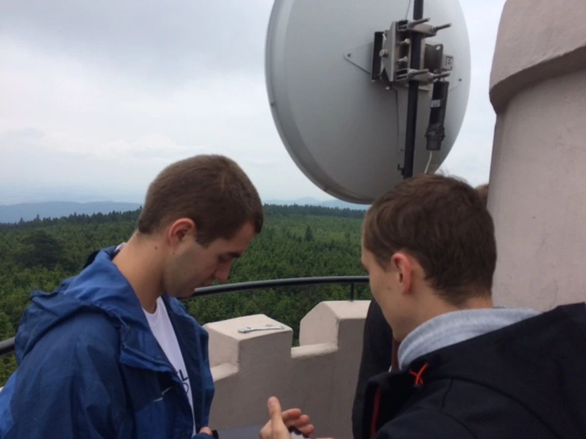 Mamy nowy rekord: studenci Politechniki Wrocławskiej nawiązali połączenie WiFi na odległość 250 kilometrów! To najdłuższa amatorska radiolinia w Polsce. Sygnał przesłano między antenami umieszczonymi na Wielkiej Sowie na Dolnym Śląsku i Babiej Górze w Małopolsce.