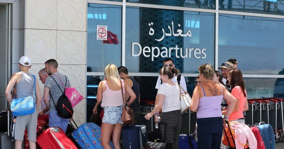 Brytyjscy turyści wracają z Tunezji, głównie z Susu, gdzie w miniony piątek w zamachu zginęło 39 osób. Co najmniej 15 ze śmiertelnych ofiar to Brytyjczycy. Jak donosi nasz korespondent w Londynie Bogdan Frymorgen, w całej Tunezji może przebywać ponad 2000 Brytyjczyków, ich sytuacja staje się coraz bardziej dramatyczna.
