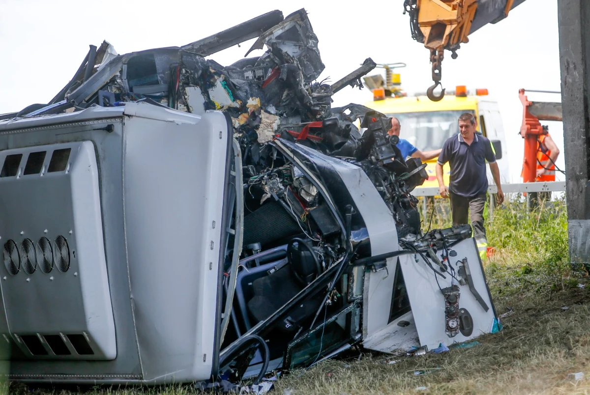 Brytyjski autobus przewożący dzieci dachował i rozbił się na autostradzie w Belgii. Według lokalnych mediów, zginęła jedna dorosła osoba. Na miejscu wciąż trwa akcja ratunkowa.