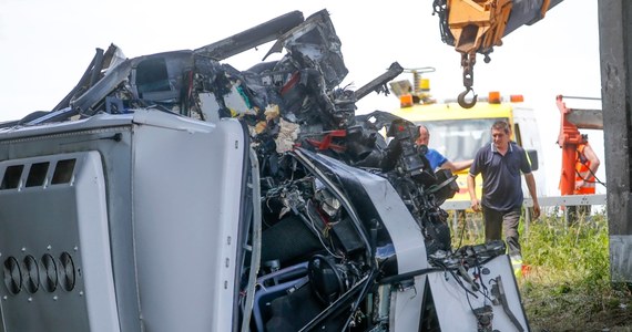 Brytyjski autobus przewożący dzieci dachował i rozbił się na autostradzie w Belgii. Według lokalnych mediów, zginęła jedna dorosła osoba. Na miejscu wciąż trwa akcja ratunkowa.