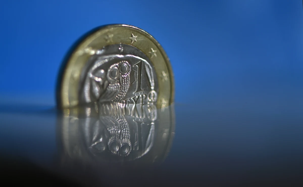 Grecja jest jak szkapa, która pracuje, żeby spłacić swoje długi. Oczywiście, że mogłaby bardziej się przykładać, krócej drzemać popołudniami i nie chować tak bezczelnie urobku po kątach. Ale nic dziwnego, że nie chce się jej ciężko harować. Czuje się zmęczona i obrażona, uważa się za rasowego rumaka, nigdy się nie przepracowywała, przyzwyczaiła się do wypasionej paszy, a w ostatnich latach ma jej coraz mniej. Gospodarz chce podtrzymać szkapę przy życiu, dosypując jej nowej paszy tak, żeby mogła nadal pracować. Stajenny postanowił jednak wyciąć gospodarzowi numer, taki jakiego stajenni nigdy nie robią: grozi gospodarzowi, że wyprowadzi szkapę ze stajni! 