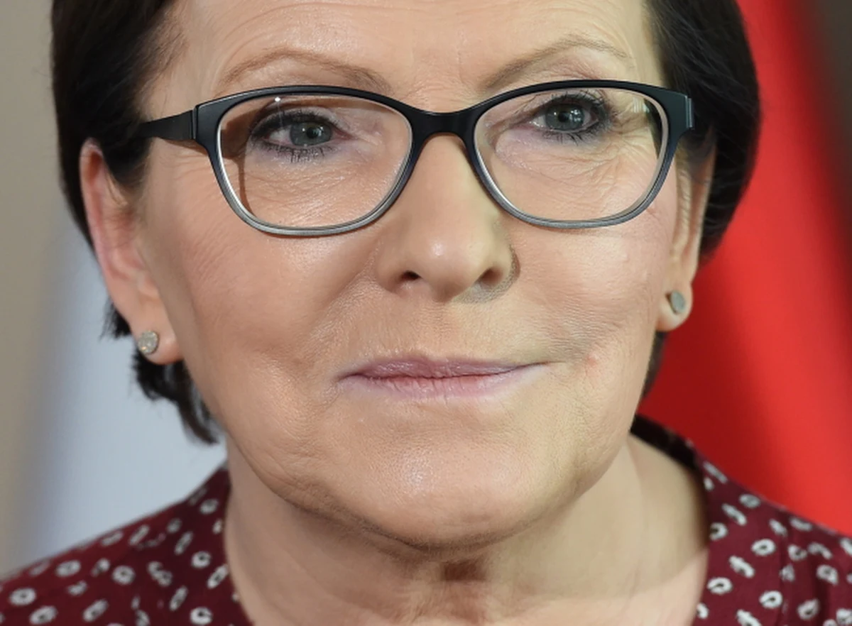 „Żyjemy w dwóch równoległych wszechświatach" – powiedziała premier Ewa Kopacz odnosząc się do zarzutów opozycji, że zaplanowane na wrzesień referendum traktuje "o sprawach wydumanych". Zaapelowała też do prezesa PiS Jarosława Kaczyńskiego i kandydatki tej partii na premiera Beaty Szydło, by powiedzieli, czy są za finansowaniem partii politycznych z budżetu państwa.