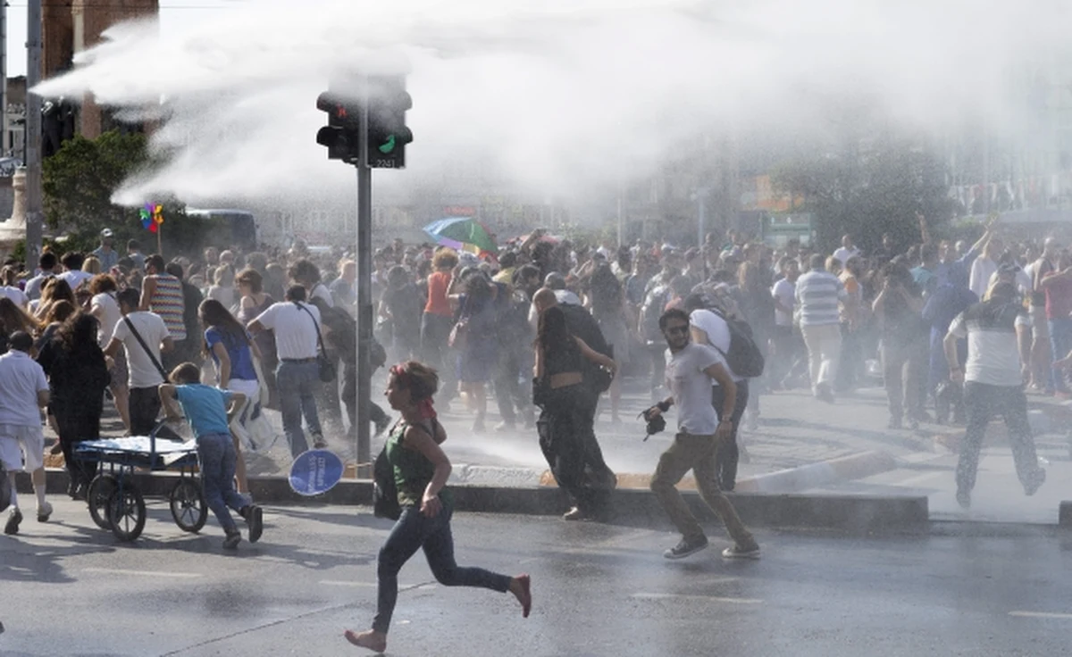 Co najmniej pięć osób zostało zatrzymanych po paradzie Gay Pride w centrum Stambułu. Uczestników pokojowej demonstracji rozpędziły oddziały specjalne tureckiej policji. Użyto armatek wodnych, gazu łzawiącego i kauczukowych kul.