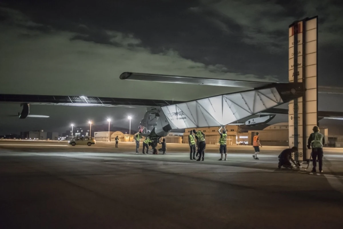 Samolot Solar Impulse 2 z napędem słonecznym wznowił podróż dookoła globu. Blisko miesiąc temu z powodu złej pogody musiał wylądować w Japonii i czekać na poprawienie się warunków. Maszyna leci w kierunku Hawajów.