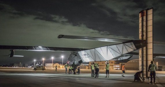 Samolot Solar Impulse 2 z napędem słonecznym wznowił podróż dookoła globu. Blisko miesiąc temu z powodu złej pogody musiał wylądować w Japonii i czekać na poprawienie się warunków. Maszyna leci w kierunku Hawajów.