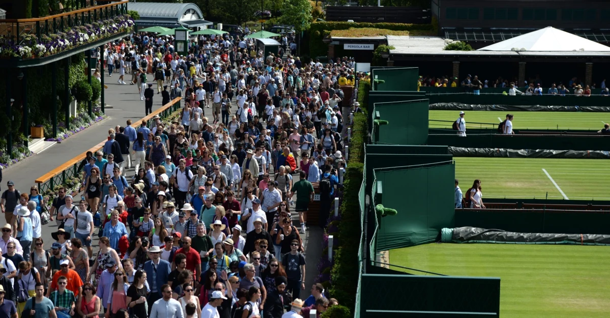 Alicja Rosolska i kanadyjska tenisistka o polskich korzeniach Gabriela Dabrowski przegrały z rozstawionymi z numerem dziewiątym Australijką Casey Dellacquą i Jarosławą Szwedową z Kazachstanu 4:6, 4:6 w 1. rundzie debla wielkoszlemowego Wimbledonu.
