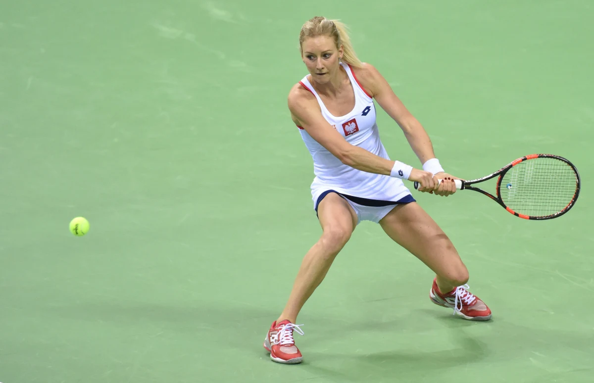 Urszula Radwańska awansowała do drugiej rundy wielkoszlemowego turnieju na trawiastych kortach Wimbledonu. Polska tenisistka wygrała z reprezentującą USA Ediną Gallovits-Hall 6:2, 6:1.