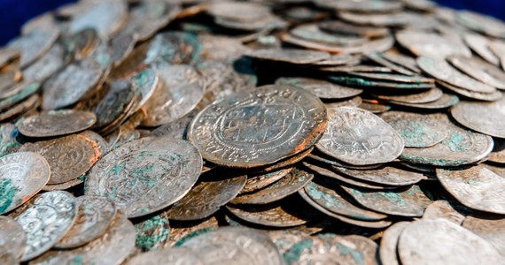Skarb pochodzi z XVI wieku. Został odkryty przypadkowo - na terenie prywatnej budowy koło Lubeki. Pięć wieków temu ktoś zakopał w ziemi skórzaną sakiewkę wypełnioną ok. 600 srebrnymi monetami.  
