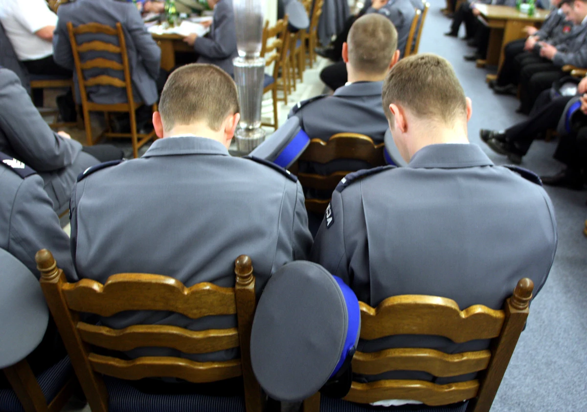 Kilka tysięcy mundurowych z całej Polski przyjedzie do Warszawy 23 lipca. Na ten dzień w stolicy zaplanowano duży protest - dowiedział się reporter RMF FM Michał Dobrołowicz. "Od 2010 roku zarówno w policji, jak i innych służbach nie było waloryzacji płac, a co za tym idzie mocno schudł podstawowy portfel rodzinny" - mówi w rozmowie z naszym dziennikarzem podkomisarz Józef Partyka, jeden z organizatorów manifestacji. 