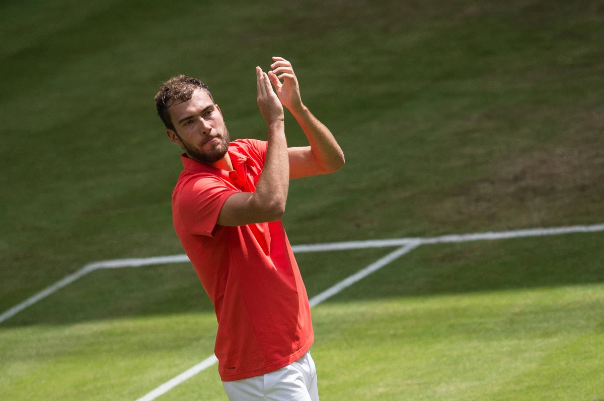 Jerzy Janowicz odpadł w pierwszej rundzie wielkoszlemowego turnieju na trawiastych kortach Wimbledonu. Polski tenisista, półfinalista tego turnieju z 2013 roku, przegrał z Turkiem Marselem Ilhanem 6:7 (4-7), 4:6, 7:6 (7-4), 3:6.