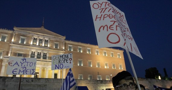 Tysiące Greków zebrało się na centralnym placu Aten - Syntagmie, by zaprotestować przeciwko oszczędnościom narzucanym przez zachód. "Chcemy powiedzieć Europie, żeby przestała zabijać ludzi. Nie można w nieskończoność obniżać pensji i podwyższać podatku. Nie przetrwamy" - mówi naszemu reporterowi jedna z protestujących. Tego typu demonstracje mają się powtarzać co najmniej do niedzieli, na kiedy jest przewidziane referendum ws. warunków programu pomocowego przedstawionych przez międzynarodowych kredytodawców. 