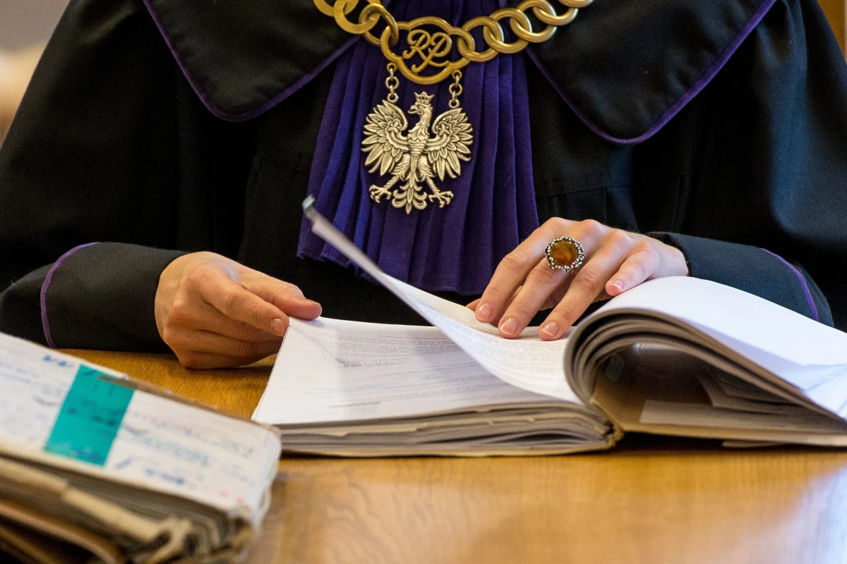 Od 1 lipca rusza w polskich sądach nowa procedura karna. Największa od kilkudziesięciu lat reforma wymiaru sprawiedliwości wiąże się wciąż z lawiną wątpliwości i obaw. Zmienią się procesowe role sędziego, obrońcy i oskarżyciela, nikt jednak nie jest pewien, czy nowy system się sprawdzi.