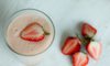 Zmysłowe smaki: Egzotyczne smoothie z truskawkami