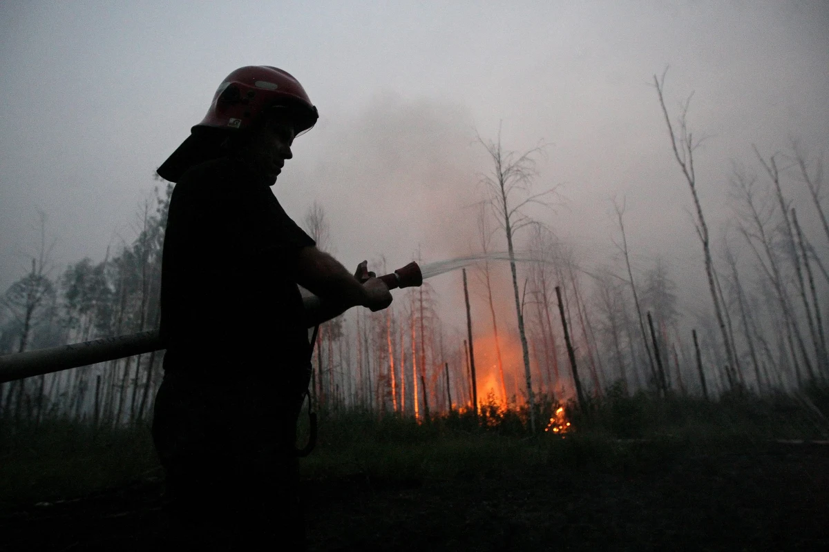 Pożar w zamkniętej strefie wokół elektrowni atomowej w Czarnobylu. Ogień objął 130 hektarów pól. Władze zapewniają, że nie ma zagrożenia dla elektrowni.