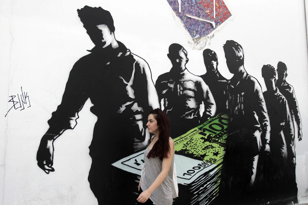 Grecy proszą kredytodawców o rozłożenie długów w czasie na dwa lata - z taka  propozycją premier Aleksis Cipras leci do Brukseli. Grecy chcą, żeby Berlin, Waszyngton i Frankfurt dały im pieniądze na opłacenie podstawowych potrzeb, takich jak na przykład emerytury. Proponują, żeby ta kroplówka była im sączona przez dwa lata. Najnowsza grecka propozycja, jak wynika z nieoficjalnych ustaleń, nie zawiera reform. 