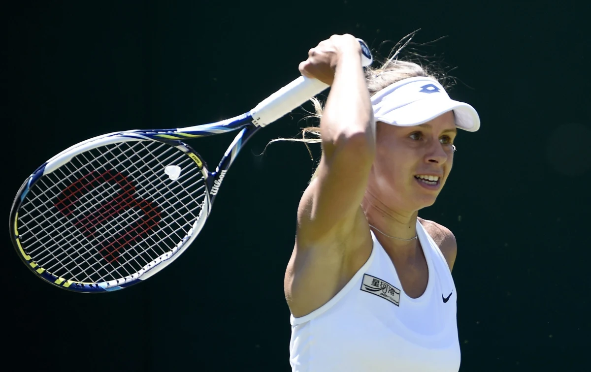 Magda Linette odpadła w pierwszej rundzie wielkoszlemowego turnieju na trawiastych kortach Wimbledonu. Polska tenisistka skreczowała w trzecim secie pojedynku z Japonką Kurumi Narą przy stanie 6:3, 3:6, 3:4.