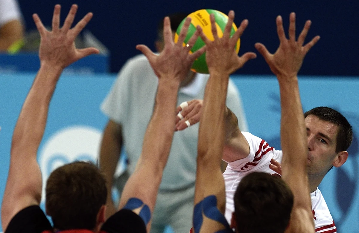 "Jeden-dwa wspólne treningi i będę gotowy do wyjścia na parkiet" - mówi RMF FM Dawid Konarski. Atakujący siatkarskiej reprezentacji Polski prosto z Igrzysk Europejskich w Baku poleciał do Krakowa, gdzie pierwsza kadra szykuje się do weekendowych meczów z USA w Lidze Światowe. "To będą dwa ciekawe spotkania" - zapewnia zawodnik, który w biało-czerwonej koszulce zastąpi kontuzjowanego Bartosza Kurka.