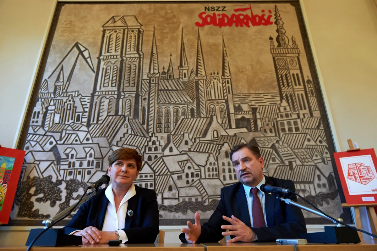 Prawo i Sprawiedliwość wspólnie z Solidarnością złoży jutro wniosek do prezydenta w sprawie poszerzenia listy pytań we wrześniowym referendum - ogłosiła wiceprezes partii Beata Szydło. Jak dodała, Polacy powinni wypowiedzieć się też ws. wieku emerytalnego, obowiązku szkolnego 6-latków i Lasów Państwowych.