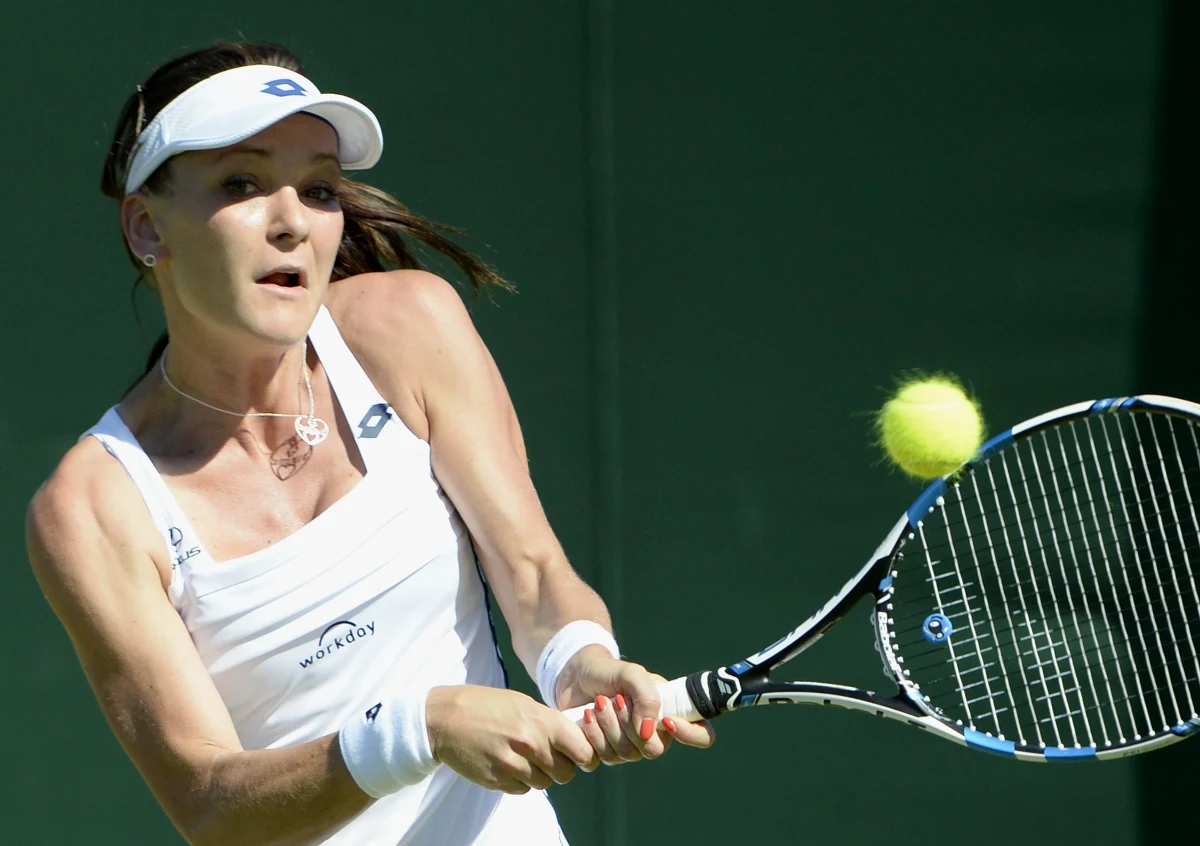 Rozstawiona z numerem 13. Agnieszka Radwańska pokonała Czeszkę Lucie Hradecką 6:3, 6:2 w pierwszej rundzie wielkoszlemowego turnieju na trawiastych kortach Wimbledonu.