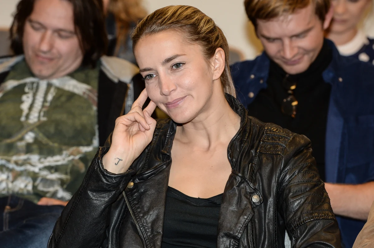 Kamilla Baar (36 l.) wyszła za mąż za znanego warszawskiego adwokata Piotra Kochańskiego (53 l.) - donosi "Fakt". Skromna ceremonia odbyła się w polskiej ambasadzie w stolicy Portugalii.