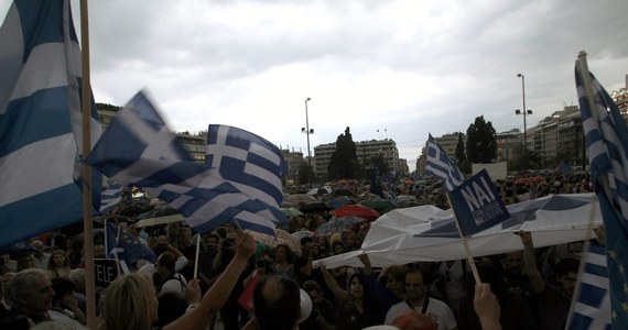"Jesteśmy bankrutami. Nasze oszczędności zagrożone" - grecka prasa może o poranku wprawić czytelników w depresję. Dziś pierwszy dzień bankructwa Aten. Grecki rząd nie zapłacił Międzynarodowemu Funduszowi Walutowemu wynoszącej 1,6 mld euro raty kredytu i tym samym stał się niewypłacalny.