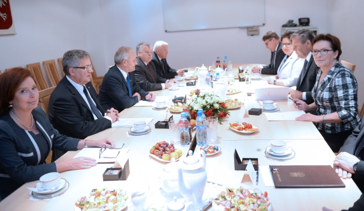 Dziś zapewne po raz ostatni zebrała się Rada Bezpieczeństwa Narodowego pod przewodnictwem Bronisława Komorowskiego. Tematem obrad były przygotowania do przyszłorocznego szczytu NATO w Warszawie. Osobliwością spotkania jest to, że szczyt omawiały osoby, które prawdopodobnie nie będą z nim miały już nic wspólnego, pod nieobecność jego gospodarza, prezydenta Andrzeja Dudy.