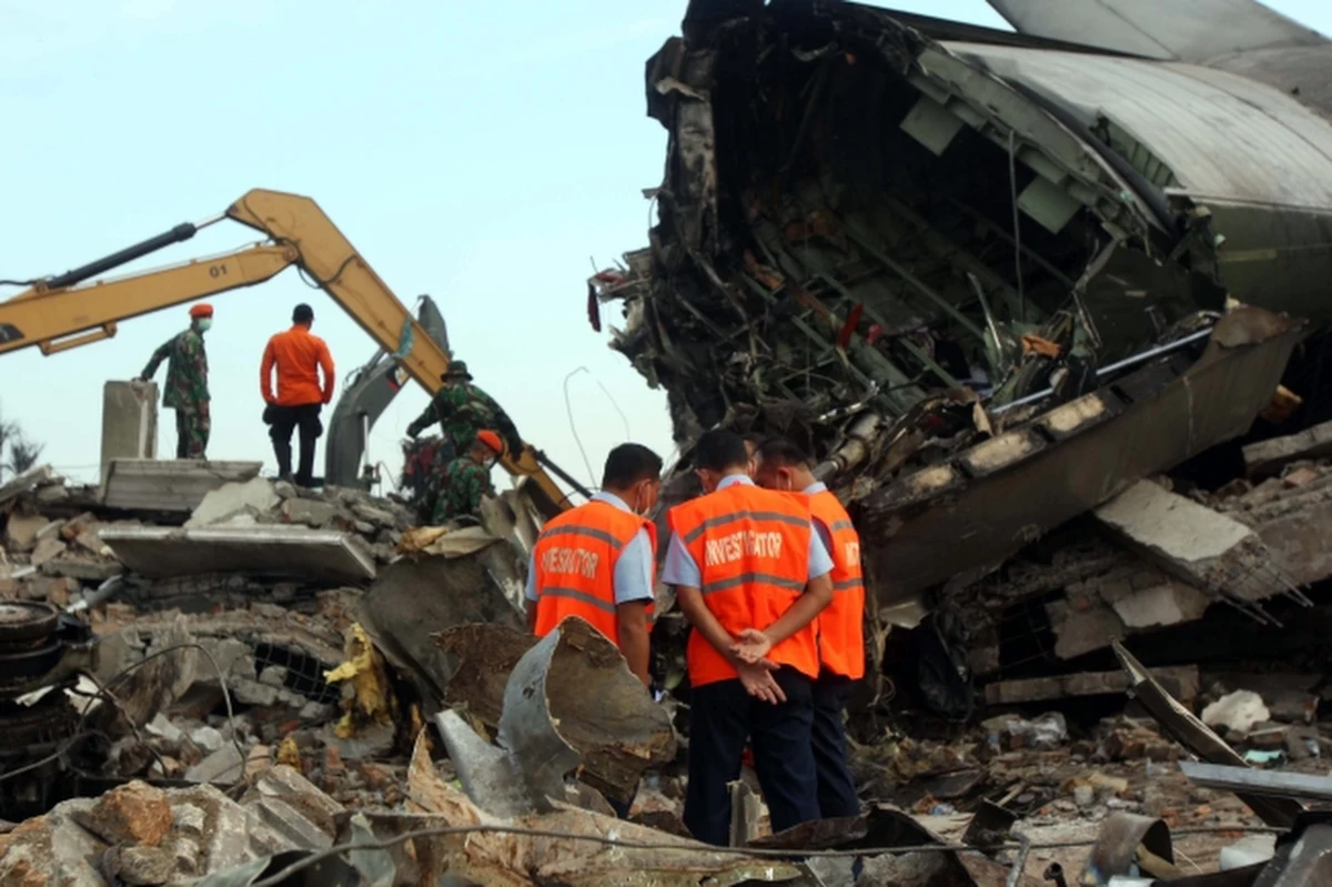 Do 141 wzrósł bilans osób, które zginęły we wczorajszej katastrofie w Indonezji. Wojskowy samolot transportowy Hercules C-130 rozbił się w dwie minuty po starcie nad dzielnicą mieszkalną Medanu na północy Sumatry. Trwają poszukiwania ciał ofiar.