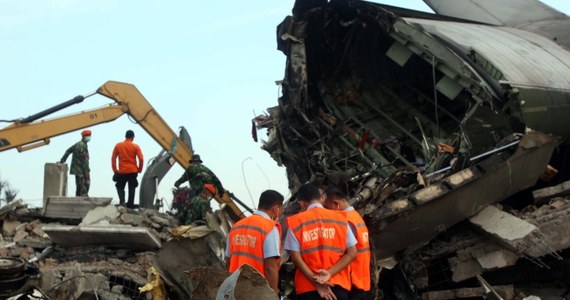 Do 141 wzrósł bilans osób, które zginęły we wczorajszej katastrofie w Indonezji. Wojskowy samolot transportowy Hercules C-130 rozbił się w dwie minuty po starcie nad dzielnicą mieszkalną Medanu na północy Sumatry. Trwają poszukiwania ciał ofiar.
