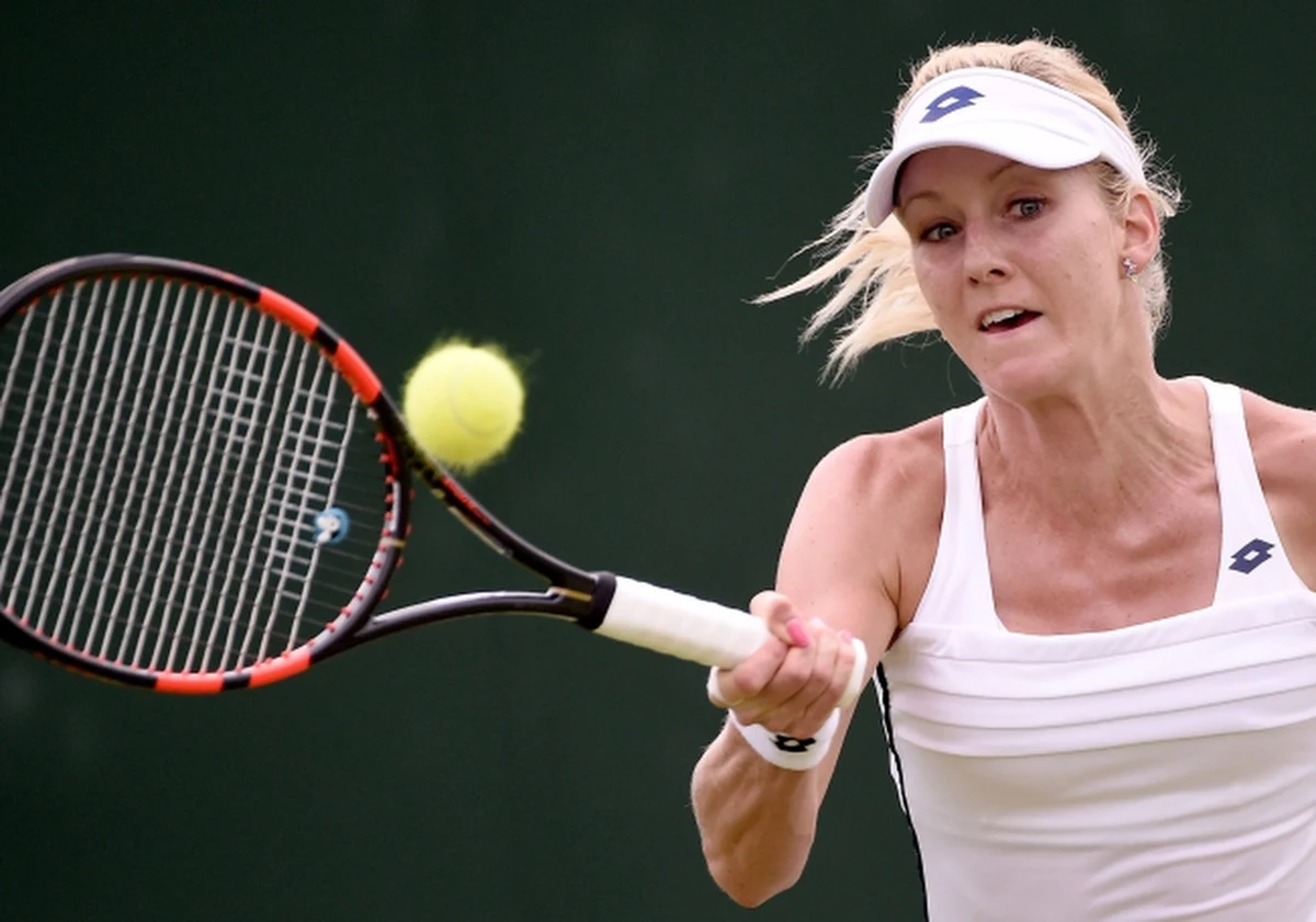 Urszula Radwańska przegrała z rozstawioną z numerem 22. australijską tenisistką Samanthą Stosur 3:6, 4:6 w 2. rundzie wielkoszlemowego Wimbledonu na trawiastych kortach w Londynie. Mecz trwał godzinę i 21 minut.