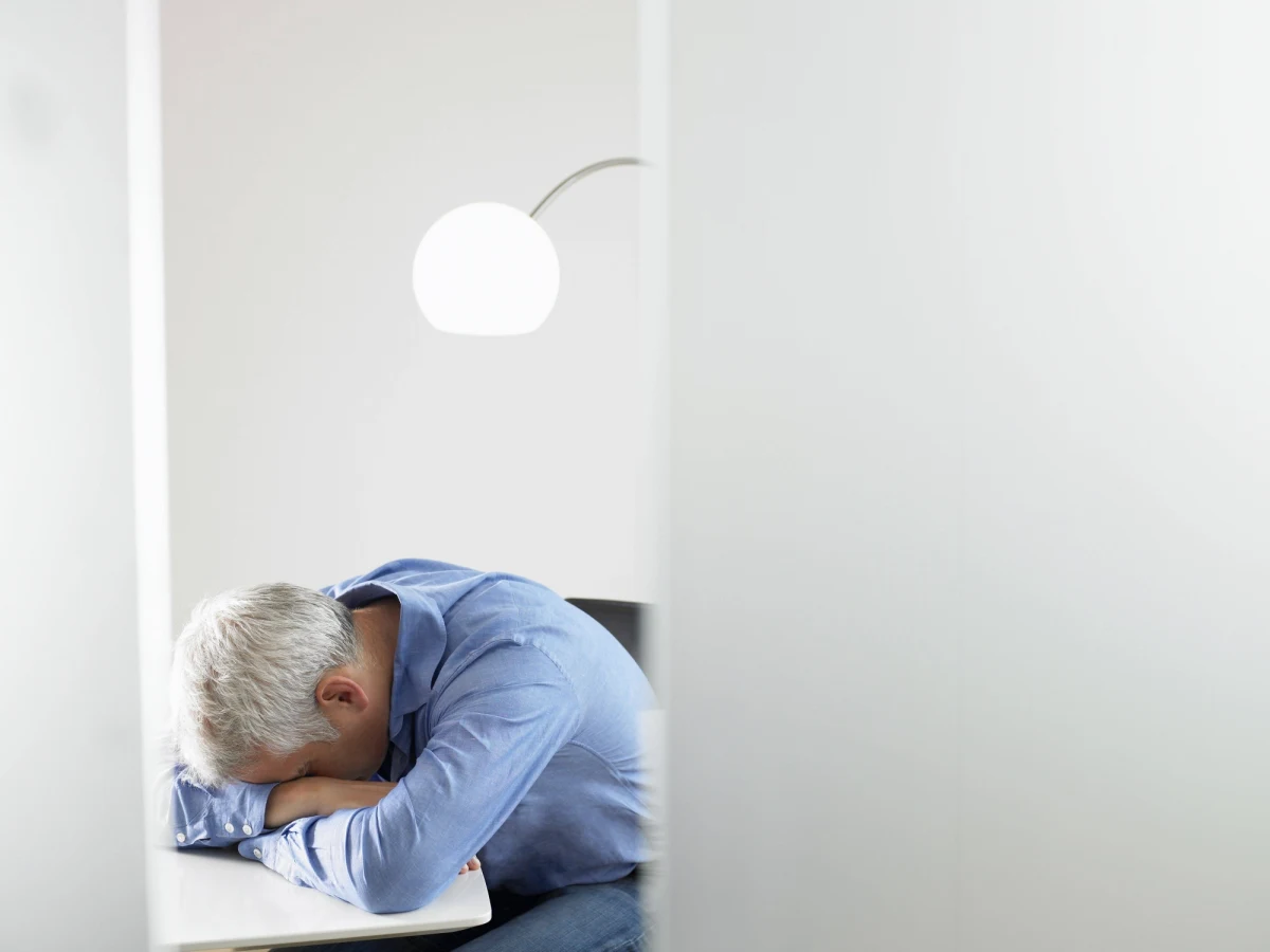 Chcesz dobrze pracować? Nie zapomnij o drzemce. Sen w pracy sprawia, że jesteśmy bardziej wydajni - przekonują naukowcy z Uniwersytetu Michigan. To kolejne już badania naukowe, które pokazują, że stworzenie pracownikom możliwości drzemki w ciągu dnia może się pracodawcom opłacać. Informacje na ten temat publikuje w swym internetowym wydaniu czasopismo "Personality and Individual Differences".