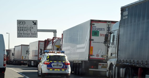 Strajkujący pracownicy francuskiej firmy promowej o godzinie 20:00 zakończyli blokadę portu w Calais nad Kanałem La Manche. Jednak zanim wielokilometrowe korki ciężarówek zostaną rozładowane minie wiele godzin. 