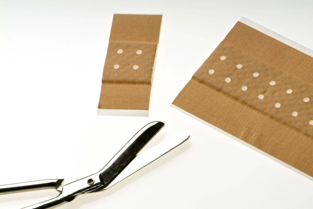 Naukowcy z Bostonu zapowiadają nowy, uniwersalny materiał do opatrywania ran. Opracowany przez badaczy z Brigham and Women's Hospital (BWH) białkowy hydrożel o przełomowych właściwościach daje nadzieję na skuteczniejsze tamowanie krwi i lepsze wspomaganie odbudowy tkanek i naczyń krwionośnych. Jak pisze w najnowszym numerze czasopismo "Advanced Functional Materials", materiał nabiera ostatecznych właściwości pod wpływem światła.