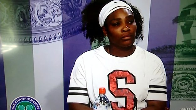 Serena Williams reaguje na alarm pożarowy, który przerwał jej konferencję prasową po triumfie nad Węgierką Timeą Babos.