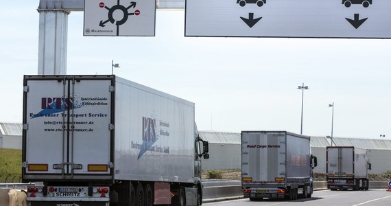 W korkach we francuskim Calais stało ponad 2 tysiące ciężarówek, w tym kierowcy z Polski. Po trzech dniach strajków załogi promów przewożących tiry do Wielkiej Brytanii, statki znów zaczęły kursować. Kolejki zaczynają się zmniejszać.