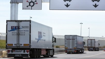 Blokada portu w Calais częściowo usunięta, zmniejszają się kolejki tirów