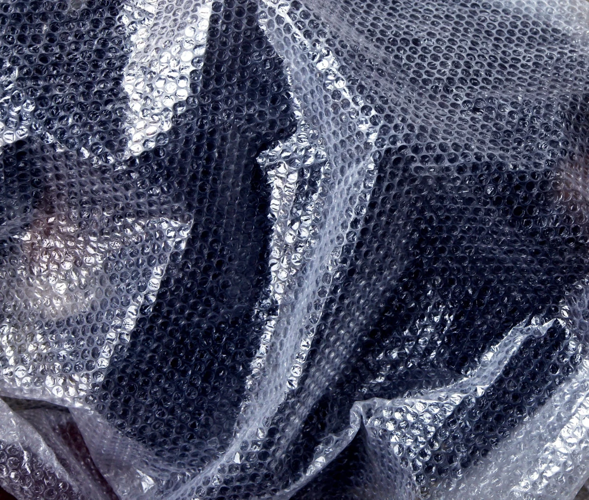 Bardzo złe informacje dla tych, którzy po rozpakowaniu paczki lubią strzelać z umieszczonej w środku folii bąbelkowej. Firma Sealed Air, która jako pierwsza rozpoczęła sprzedaż tego ochronnego materiału, opracowała nową wersję folii, z której nie da się strzelać.