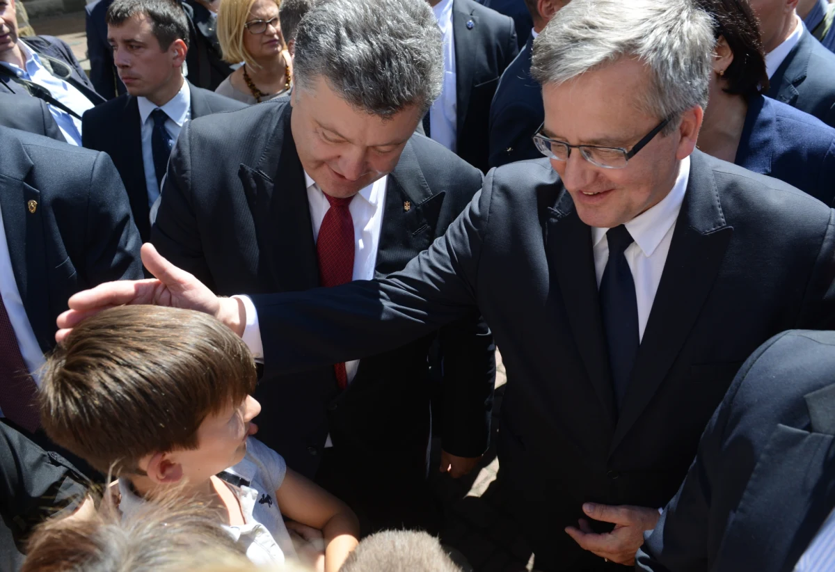 Prezydent Bronisław Komorowski nie ma gdzie mieszkać - alarmuje piątkowy "Fakt". Dziennik przypomina, że prezydent swoje mieszkanie wynajął na kilka lat, a za kilka tygodni będzie musiał wyprowadzić się z Belwederu. 