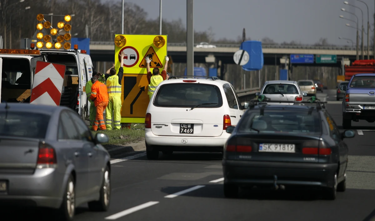 "Skandal! Nieraz jedzie się z Wrocławia do Opola dwie, trzy godziny" - mówią zdenerwowani kierowcy, podróżujący dolnośląskim odcinkiem autostrady A4, gdzie trwa remont nawierzchni. "Dlaczego mam płacić za jeden pas ruchu? Dlaczego mam płacić za przeszkody?" - pytają. "Opłaty powinny zostać zniesione" - dodają w rozmowie naszym dziennikarzem. Czy zgadzasz się z nimi? Czekamy na Twój głos w sondzie i komentarz pod artykułem. 
