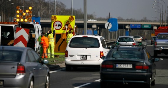 "Skandal! Nieraz jedzie się z Wrocławia do Opola dwie, trzy godziny" - mówią zdenerwowani kierowcy, podróżujący dolnośląskim odcinkiem autostrady A4, gdzie trwa remont nawierzchni. "Dlaczego mam płacić za jeden pas ruchu? Dlaczego mam płacić za przeszkody?" - pytają. "Opłaty powinny zostać zniesione" - dodają w rozmowie naszym dziennikarzem. Czy zgadzasz się z nimi? Czekamy na Twój głos w sondzie i komentarz pod artykułem. 