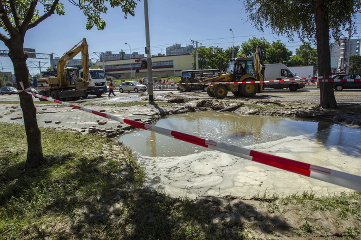 Z powodu awarii wodociągowej o poranku spore zamieszanie na drogach we Wrocławiu. Pękła rura przy ul. Klecińskiej - zaalarmowaliście nas na Gorącą Linię RMF FM.